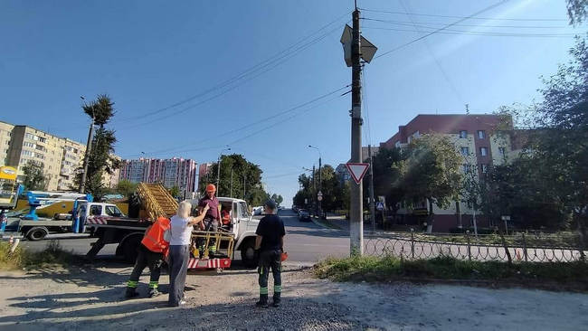 Міськсвітло монтує першу у Рівному гібридну міністанцію для світлофора